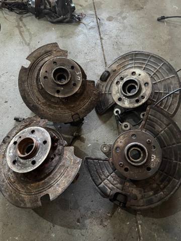 Маточина переднього колеса A1633340010 MERCEDES