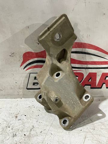 Кронштейн подушки (опори) двигуна, правої KKU500590 LAND ROVER