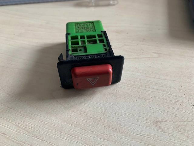 Кнопка аварійної сигналізації MB652291 MITSUBISHI