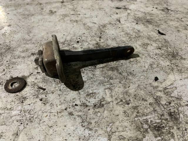 Обмежувач відкриття дверей, передній MB669151 MITSUBISHI