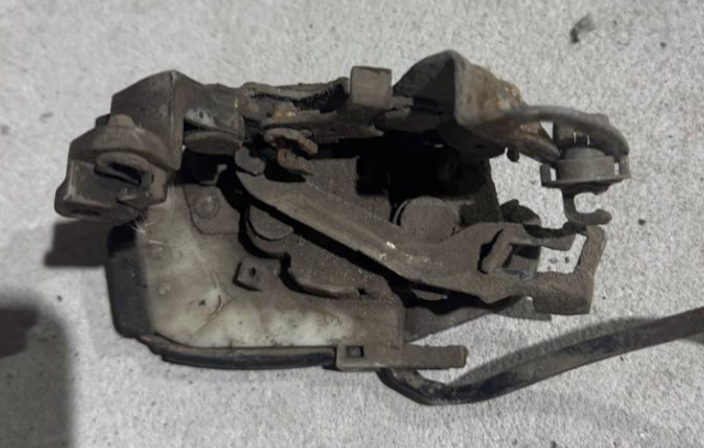 Замок задньої дверї, правої MB669726 MITSUBISHI