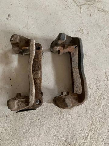 Скоба супорту заднього MB858458 MITSUBISHI