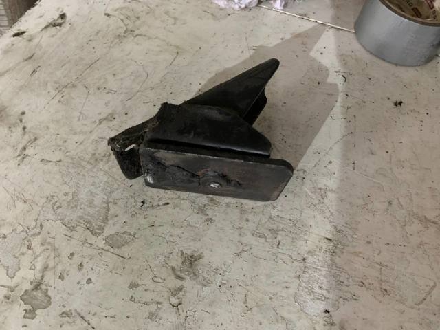 Кронштейн подушки (опори) двигуна, правої MD310726 MITSUBISHI