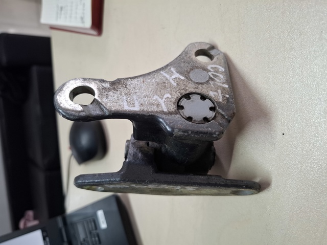 Петля водійських дверей MN105675 MITSUBISHI