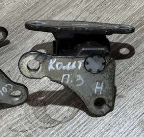 Петля задніх дверей, правих MN127866 MITSUBISHI