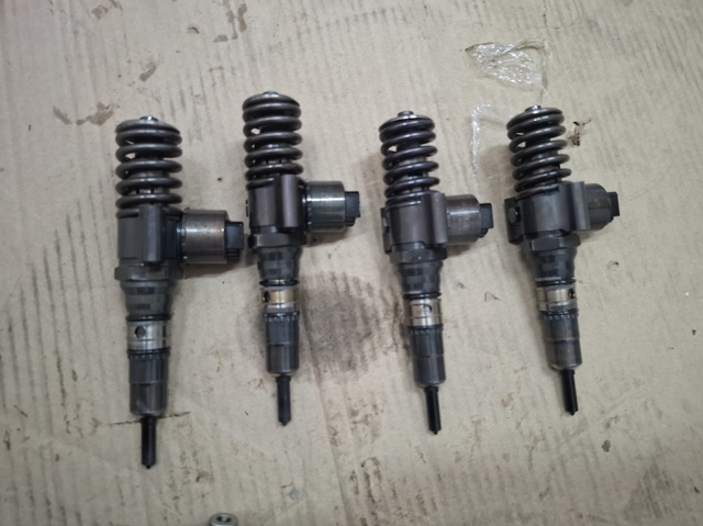 Форсунка дизельна в зборі, розпилювач + тримач MN980235 MITSUBISHI