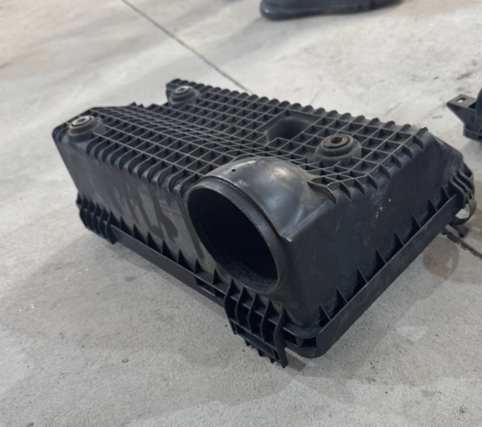Корпус повітряного фільтра, нижня частина MR404841 MITSUBISHI