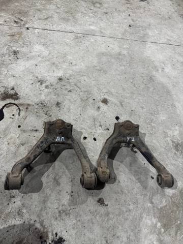 Важіль передньої підвіски верхній, правий MR496794 MITSUBISHI