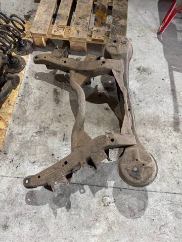 Балка задньої підвіски поперечна MR554290 MITSUBISHI