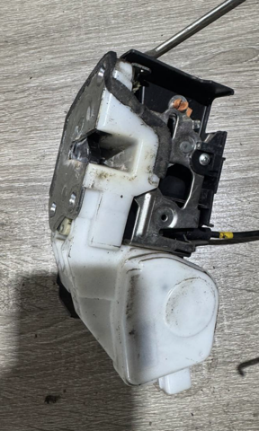Замок дверей водія MR573707 MITSUBISHI