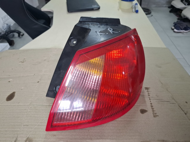 Задній правий зовнішній ліхтар MR957366 MITSUBISHI
