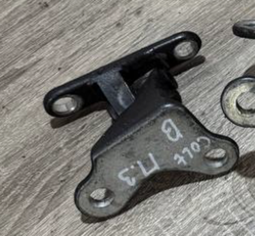 Петля передніх дверей права MR959094 MITSUBISHI