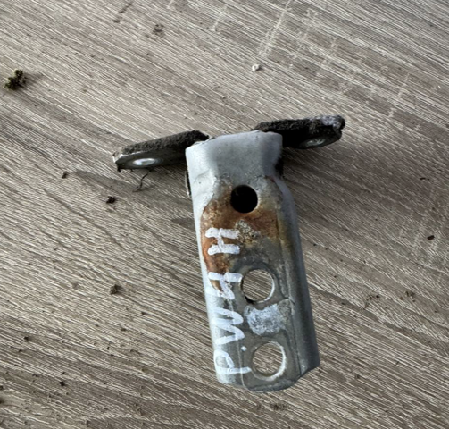 Петля задніх дверей, лівих MR964926 MITSUBISHI