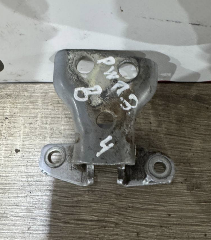 Петля задніх правих дверей MR964928 MITSUBISHI
