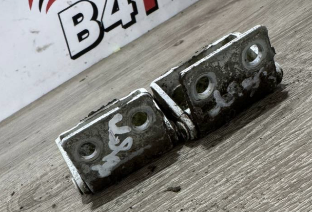 Петля задньої багажної, 3/5 -ої двері MR987773 MITSUBISHI