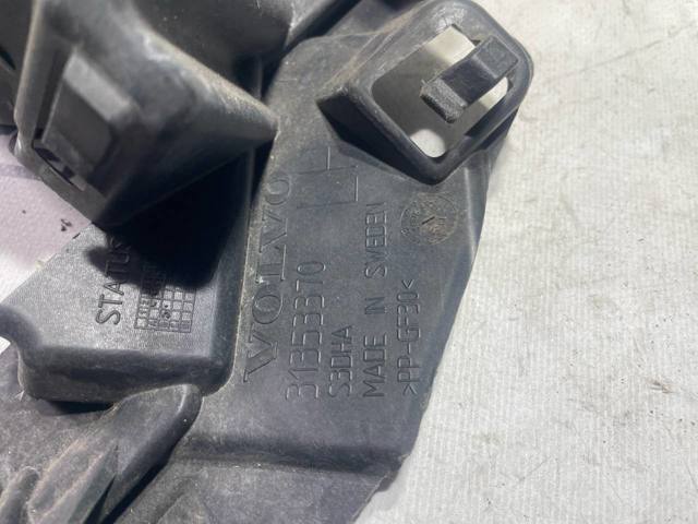 Ліве кріплення переднього бампера 31353370 VOLVO