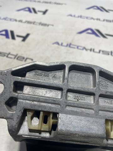 Права подушка двигуна 31686885 VOLVO