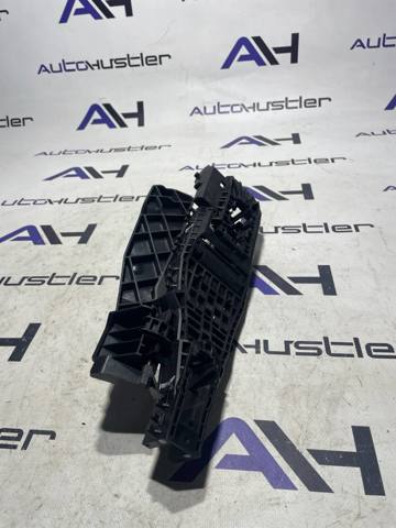 Тримач зовнішньої ручки дверей, задніх правих 68084836AF CHRYSLER