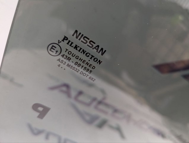 Скло задніх дверей, правих 823003NL2A NISSAN