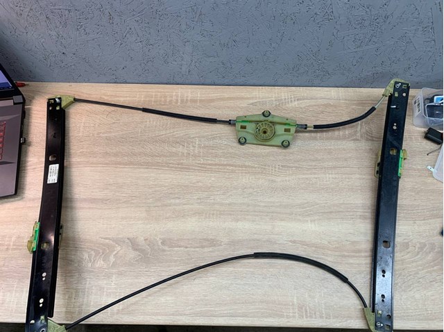 Механізм стеклопідйомника дверей передніх, лівих 4L0837461G VAG
