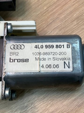 Двигун стеклопод'емника двері задньої, лівої 4L0959801B VAG