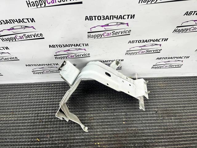 Кронштейн кріплення крила переднього правого, передній 4M0821132C VAG