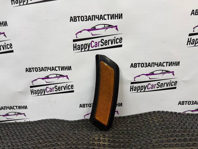 Габарит-покажчик повороту в бампері, правий 4M0945072 VAG