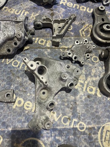 Кронштейн подушки (опори) двигуна, лівої 648606762R RENAULT