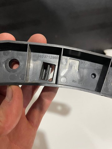 Напрямна переднього бампера, права 9830712980 PEUGEOT