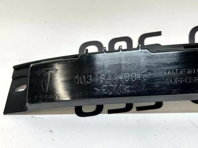 Кронштейн бампера заднього, центральний 103484400C TESLA