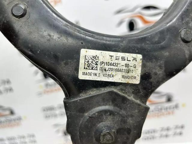 Важіль передньої підвіски верхній, лівий 104432100G TESLA
