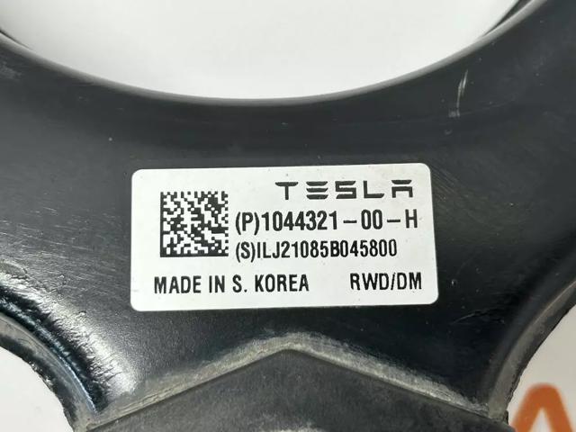 Важіль передньої підвіски верхній, лівий 104432100H TESLA
