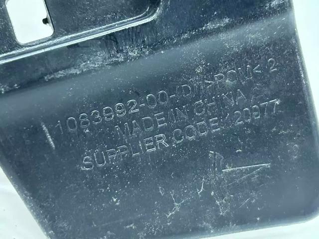 Супорт/кронштейн кріплення заднього ліхтаря, лівий 108399200E TESLA