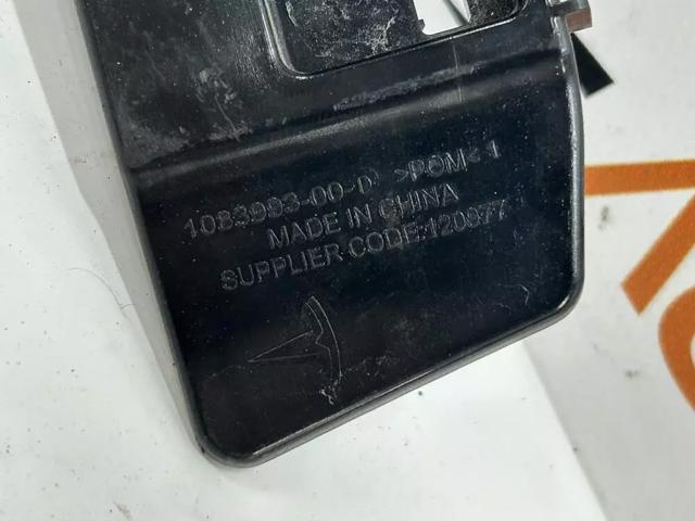 Супорт/кронштейн кріплення заднього ліхтаря, правий 108399300E TESLA