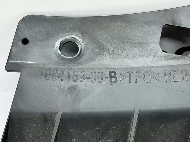 Ліве кріплення переднього бампера 108416900B TESLA