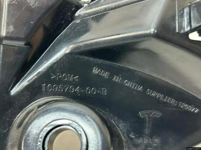 Кронштейн бампера переднього, зовнішній правий 109579400B TESLA