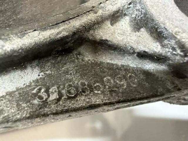 Подушка (опора) двигуна, ліва/права 31686296 VOLVO