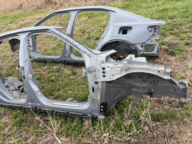 Панель бризковика (лонжерону) моторного відсіку, права 32405119 VOLVO