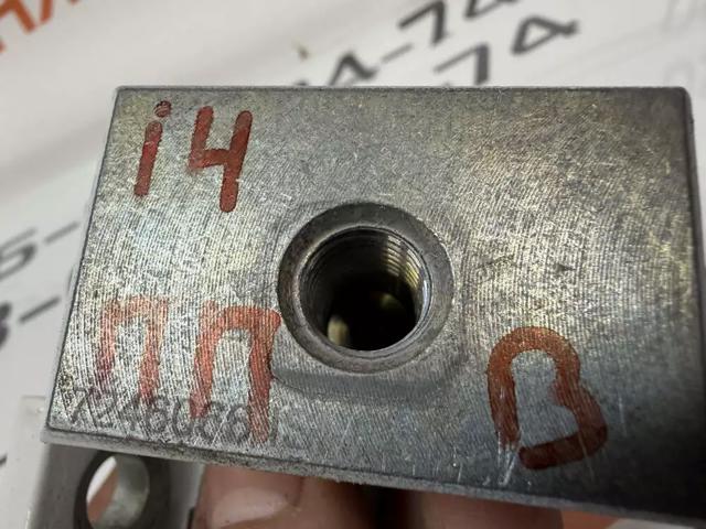 Петля передніх дверей, правих 41517284534 BMW