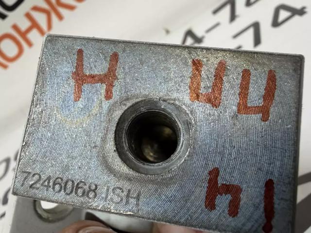 Петля передніх дверей права 41517284536 BMW