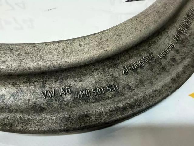Поперечна тяга задньої підвіски 4M0501529L VAG