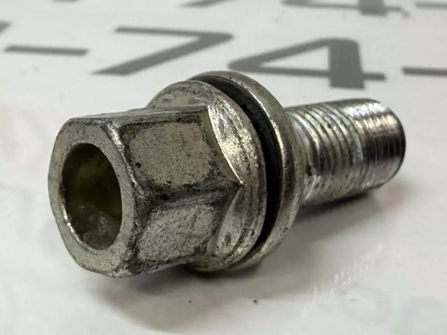 Шпилька колісна задня WHT002438 VAG