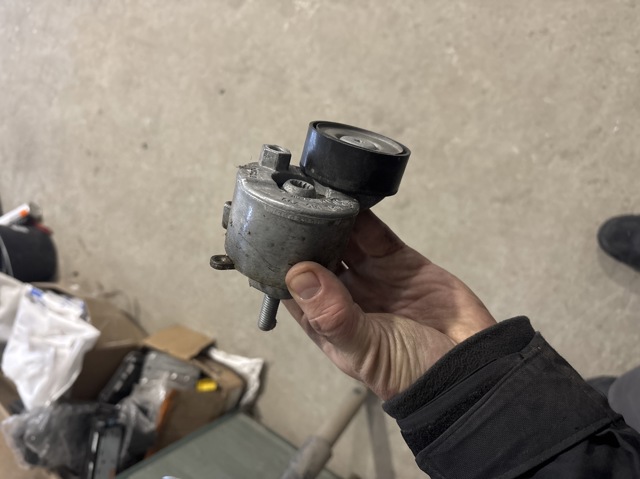 Натягувач приводного ременя 04L145299M VAG