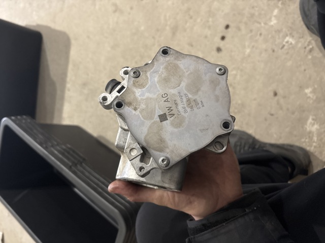 Насос вакуумний 06L145100F VAG