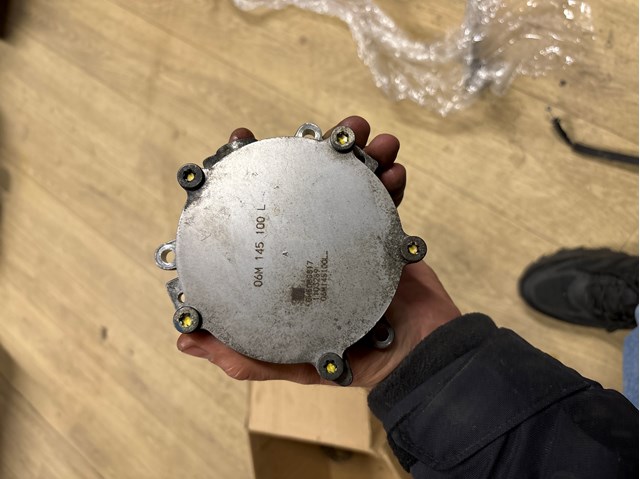 Насос вакуумний 06M145100L VAG