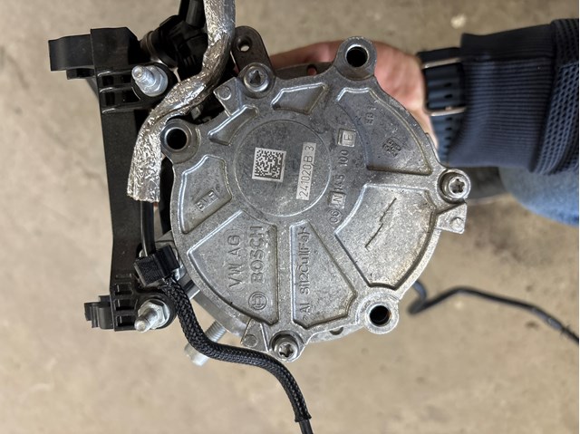 Насос вакуумний 06N145100E VAG