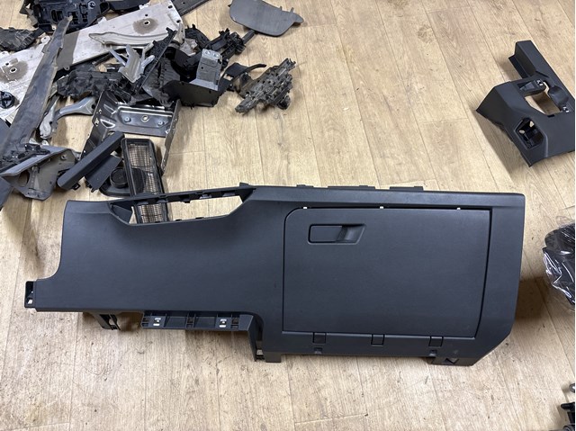 Ящик для рукавичок 11B857097E4PK VAG
