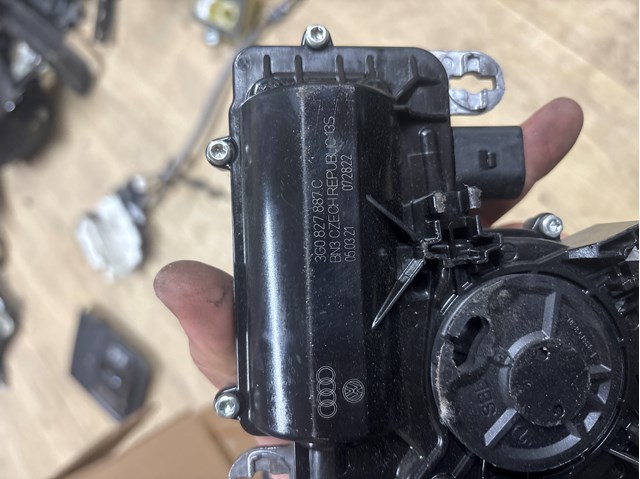 Актуатор замка багажника (задніх дверей) 3G0827887C VAG