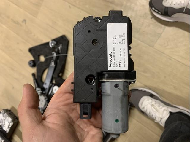 Мотор приводу люка 3G5877795 VAG