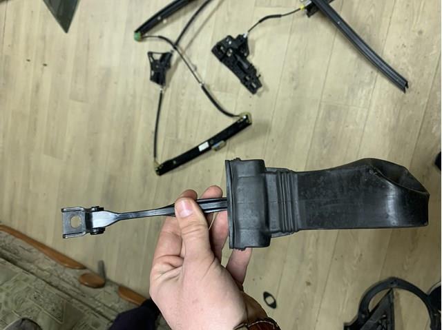 Обмежувач відкриття дверей, передній 4G0837249A VAG